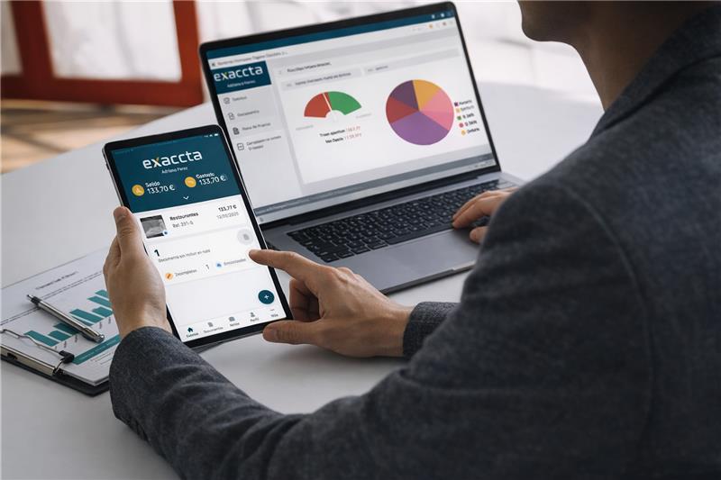 Profesional usando Exaccta en tablet y portátil - gestión de gastos y control en tiempo real